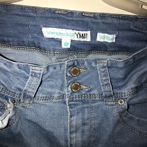 “Wanna Betta butt?” Jeans!😉 light blue small rips